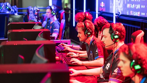 Gruppe von LANern spielt ein Turnier