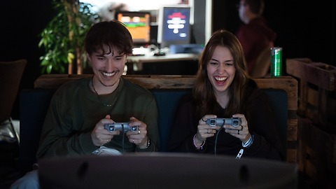 Gemeinsam Zocken und Freunde challengen auf der CAGGTUS Leipzig. Foto: Leipziger Messe / Niclas Schmidt