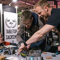 Auch analog wird gezockt. Neben Tabletop-Vereinen wartet auf die Besuchenden ein riesiges Warhammer-Turnier mit der German Major Series. 