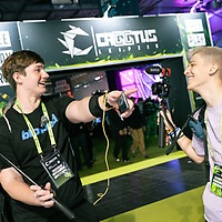 Hunderte Streamerinnen und Streamer akkreditieren sich jedes Jahr für die CAGGTUS, mit IRL-Streams holen sie ihre Zuschauenden live auf die CAGGTUS. 