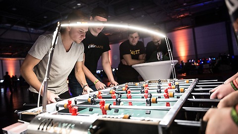 LANer spielen Tischkicker