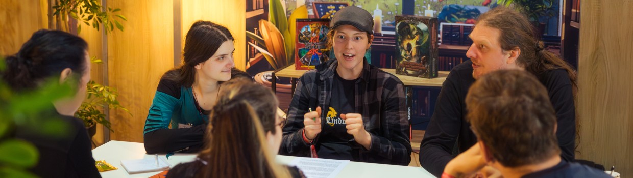 Besucher spielen in der Pen & Paper Corner