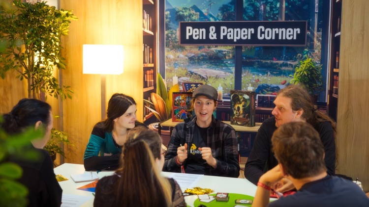 Besucher spielen in der Pen & Paper Corner