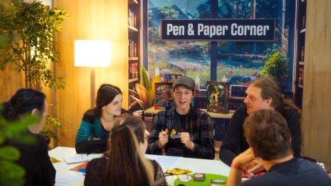 Besucher spielen in der Pen & Paper Corner