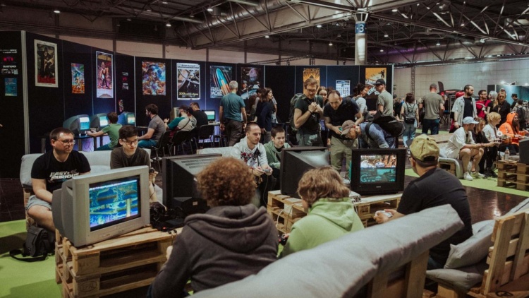 Besucher spielen Retro Spiele