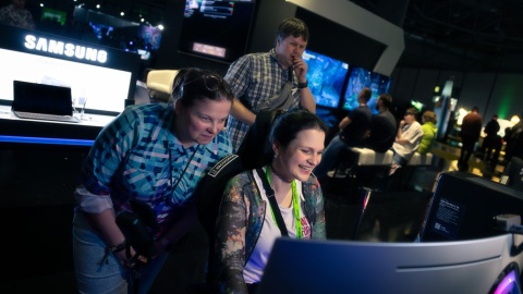 Besucher spielen in der Freeplay Area.