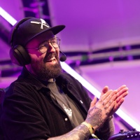 Streamer Dennsen auf der ROG Bühne.