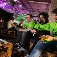 Personen im Caggtus Crew Shirt spielen Retro Games.