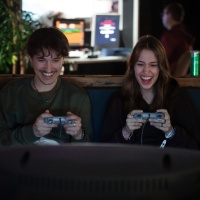 2 Besucher spielen Retro Games