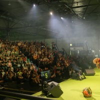 Besucher schauen sich Cosplay Contest an